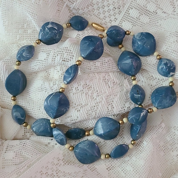 Vintage Jewelry - 💥4/$20 Vintage Blue Swirl Lucite Beaded Necklace